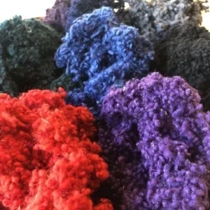 Gekleurde wolkorrels, voor vilten met relief.