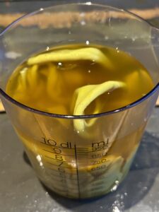 Wouw extract, natuurlijk verven, kleurlaken ecoprint met wouw.