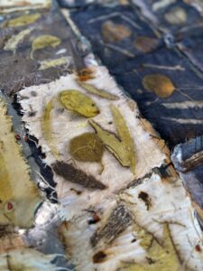 Gemberpoeder geeft lichte achtergronden en scherpe bladprints bij het ecoprinten