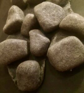 Kaardvlies van bergschaap (1 kg). Sterke, ruwe wol voor natvilten, droogvilten, vormvilten en spinnen. Voor vloerkleden en vilten uit de vacht.