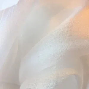 Kazaglanszijde. lichte zijde met glans. voor vilten, ecoprinten en verven.