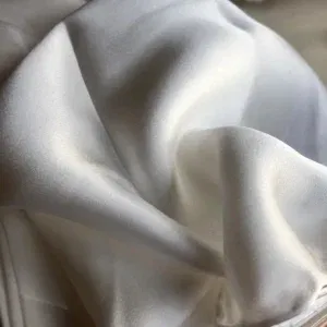 satijnzijde sjaal. ecoprint natuurlijk verven