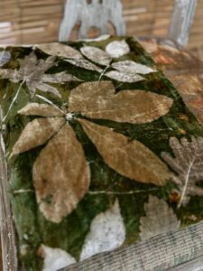 fluweelzijde, silk velvet, ecoprint, natuurlijk verven, textielverf voor katoen