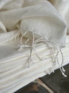 handgeweven linnen sjaal, fairtrade, natuurlijk verven, ecoprint