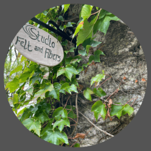 Ontdek transparant vilt & ecoprint workshop in Franeker / op zijde, wol, linnen en leer. Werk met natuurlijke verfstoffen en Landscapes verf. 