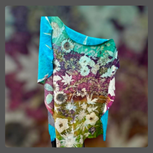 Volg een workshop ecoprint op leer. Ontdek hoe je kan ecoprinten met bladeren, bloemen en natuurlijke kleurstoffen op leer.