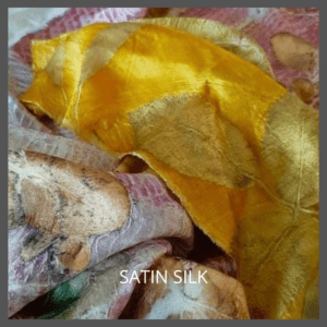 Volg een workshop ecoprint op zijde en maak je eigen zijden sjaal. Ontdek ecoprinten op satijnzijde en handgeweven erizijde.