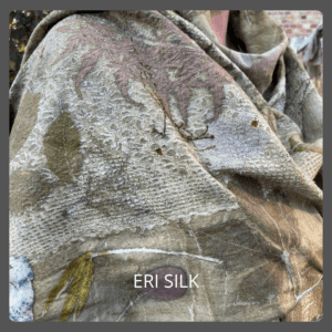 Volg een workshop ecoprint op zijde en maak je eigen zijden sjaal. Ontdek ecoprinten op satijnzijde en handgeweven erizijde.