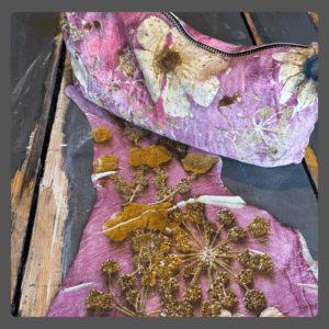 Volg een workshop ecoprint op leer. Ontdek hoe je kan ecoprinten met bladeren, bloemen en natuurlijke kleurstoffen op leer.