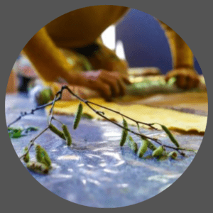 Volg een workshop ecoprint op zijde en maak je eigen zijden sjaal. Ontdek ecoprinten op satijnzijde en handgeweven erizijde.